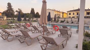 Piscine extérieure (ouverte en saison), parasols de plage