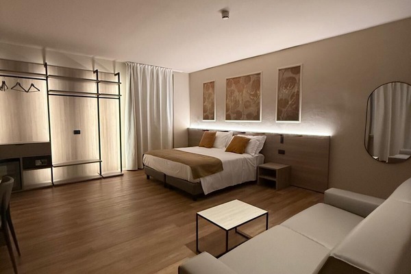 Safe på rommet, skrivebord, skrivebord for bærbar PC og lydisolert