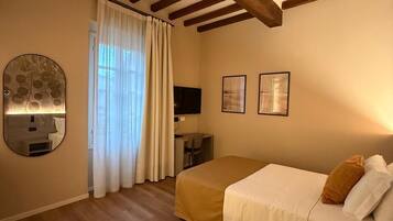 Singola Comfort | Una cassaforte in camera, una scrivania, postazione laptop