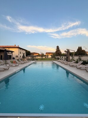 Seasonal outdoor pool, pool umbrellas, sun loungers - Locanda Del Lupo (Soragna)