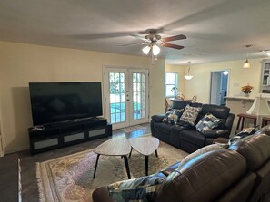 TV, fireplace - Feeling like home at central Fort Worth (Fort Worth)