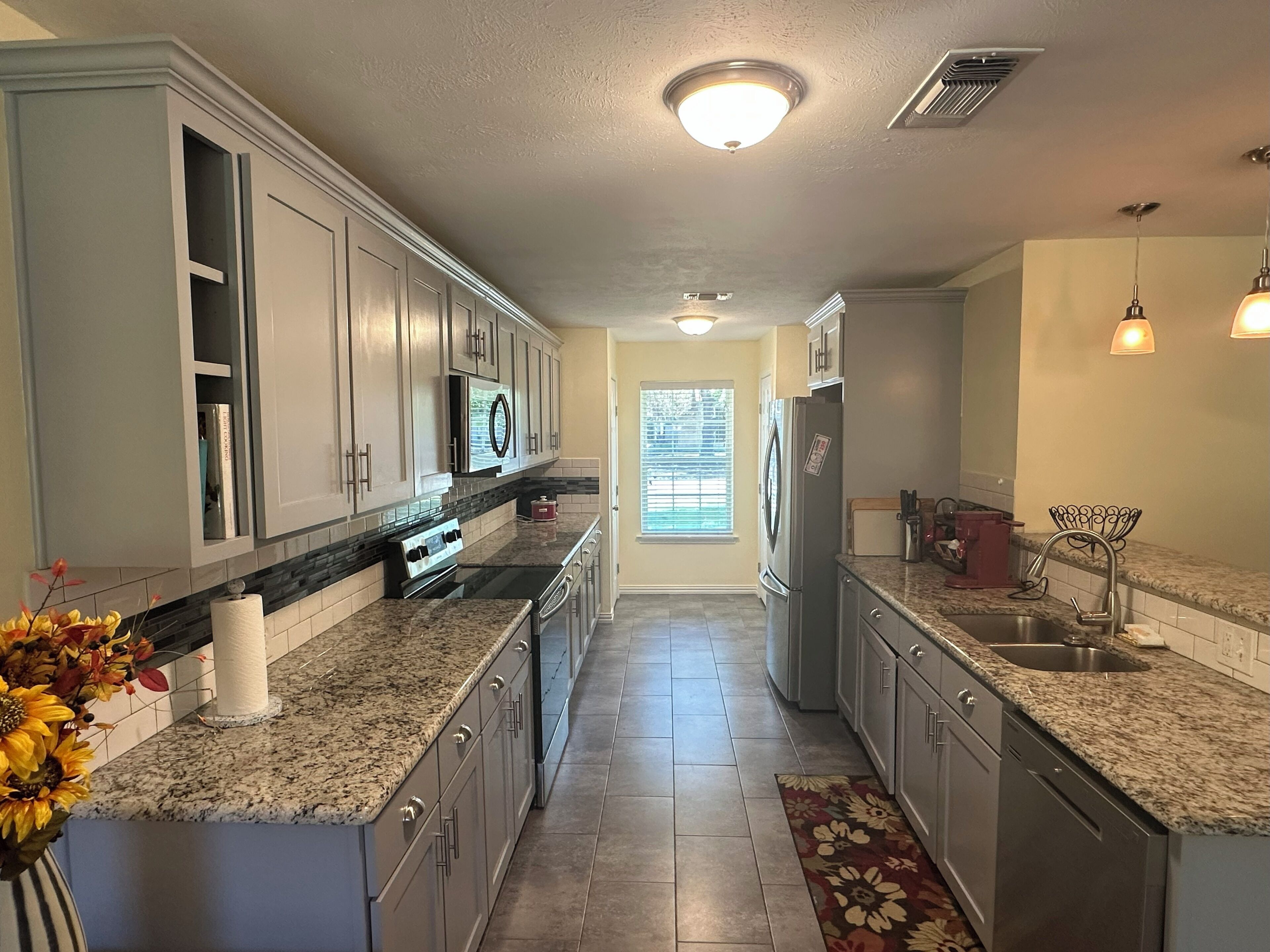 Mikrobølgeovn, ovn, kokeplater og oppvaskmaskin