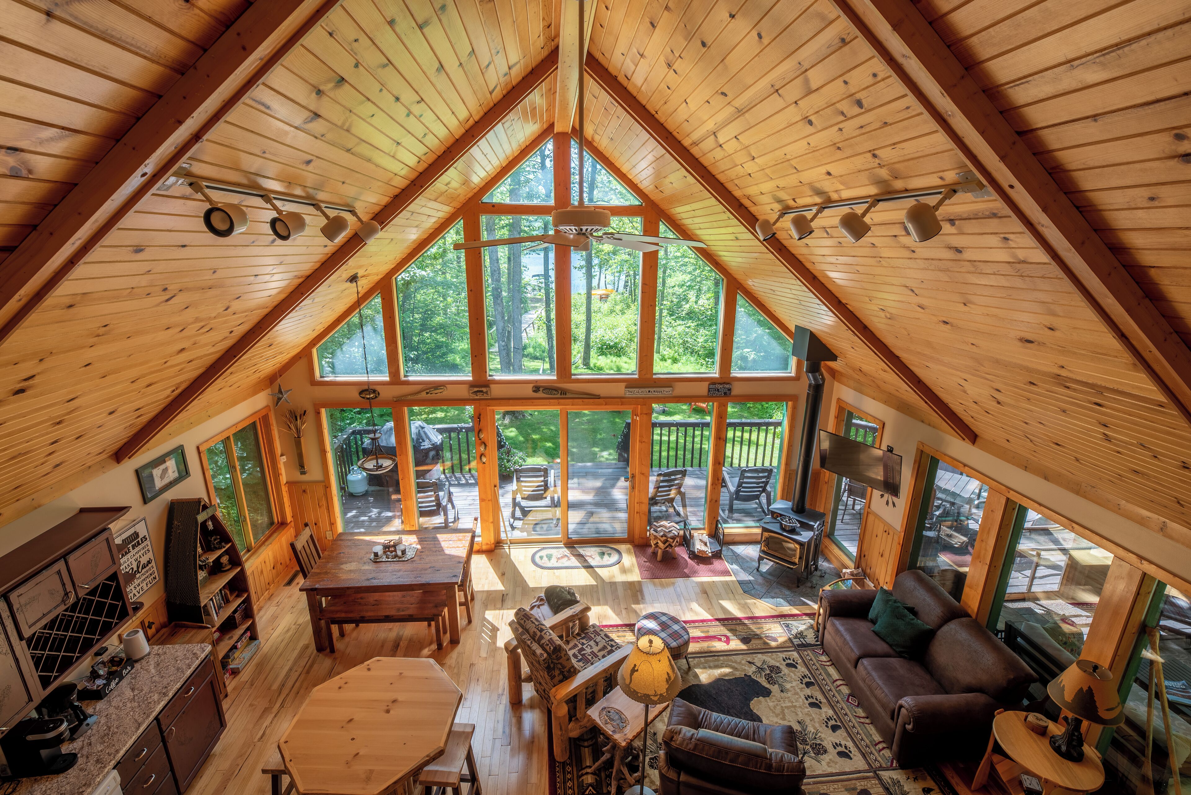 Een smart-tv, een open haard, een tafeltennistafel en boeken