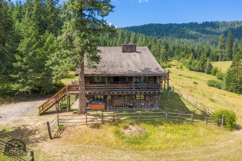 Cozy Secluded 5-bedroom cabin in Harrison
