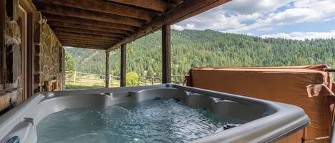 Outdoor spa tub