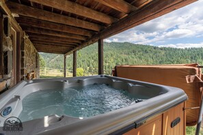 Outdoor spa tub - Cozy Secluded 5-bedroom cabin in Harrison (Harrison)