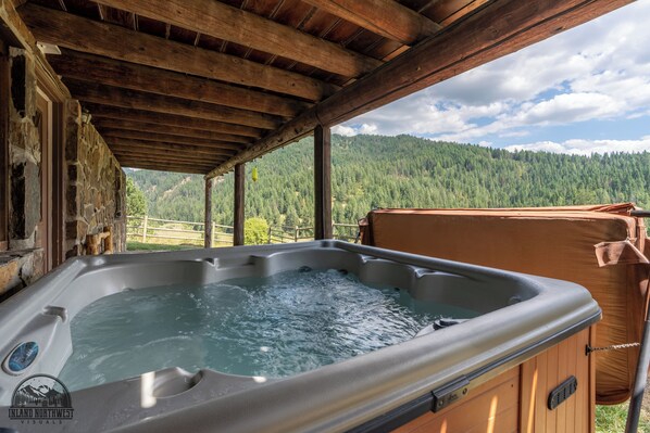 Outdoor spa tub