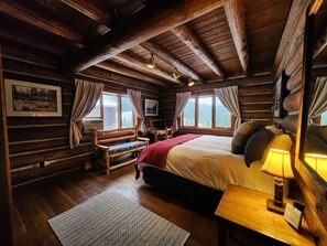 5 bedrooms, desk, iron/ironing board, travel cot