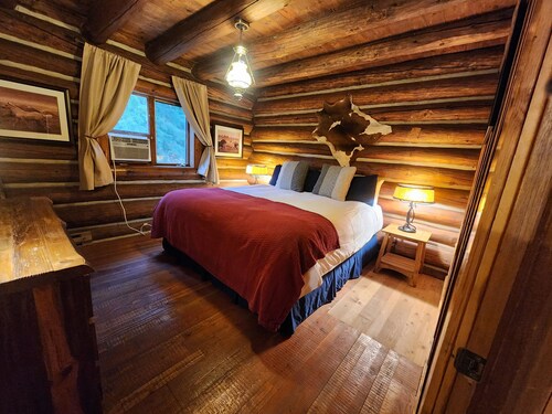 Cozy Secluded 5-bedroom cabin in Harrison