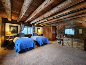 5 bedrooms, desk, iron/ironing board, travel crib