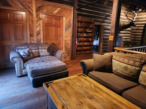 Smart TV, chimenea y libros 