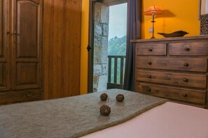 2 habitaciones, tabla de planchar con plancha y ropa de cama 