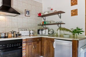 Cafetière/bouilloire, réfrigérateur, micro-ondes, four