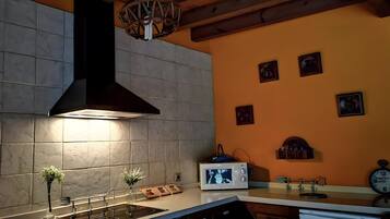 Een koelkast, een magnetron, een oven, een kookplaat