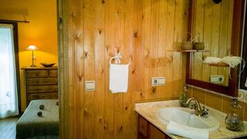 Ducha, secador de pelo y toallas