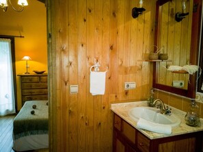 Suihku, hiustenkuivaaja, pyyhkeet