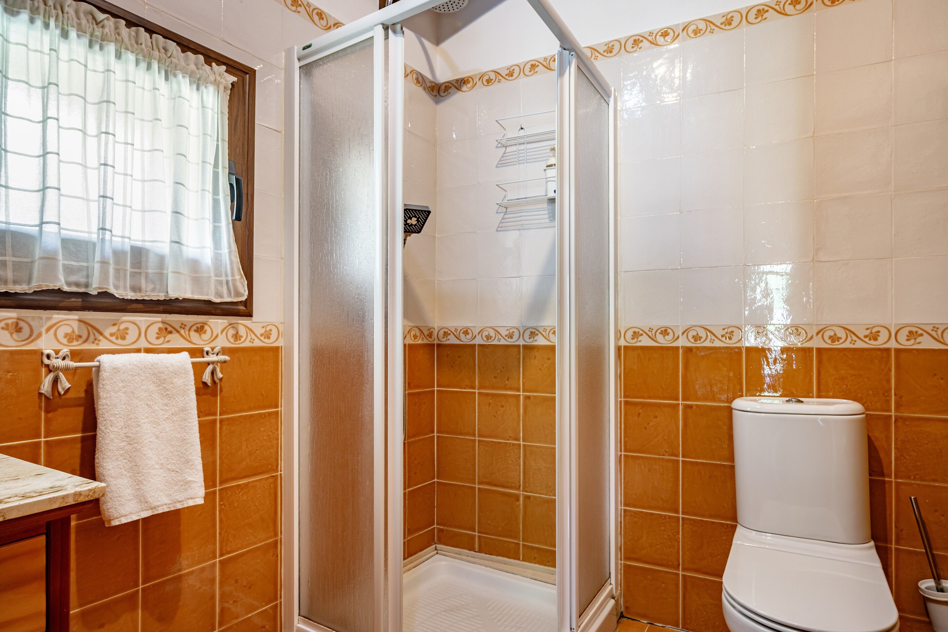 Een douche, een haardroger, handdoeken