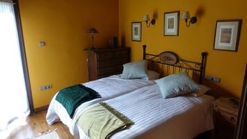 Een strijkplank/strijkijzer, beddengoed