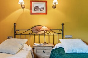 2 dormitorios, tabla de planchar con plancha, ropa de cama