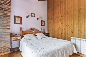 2 slaapkamers, een strijkplank/strijkijzer, beddengoed