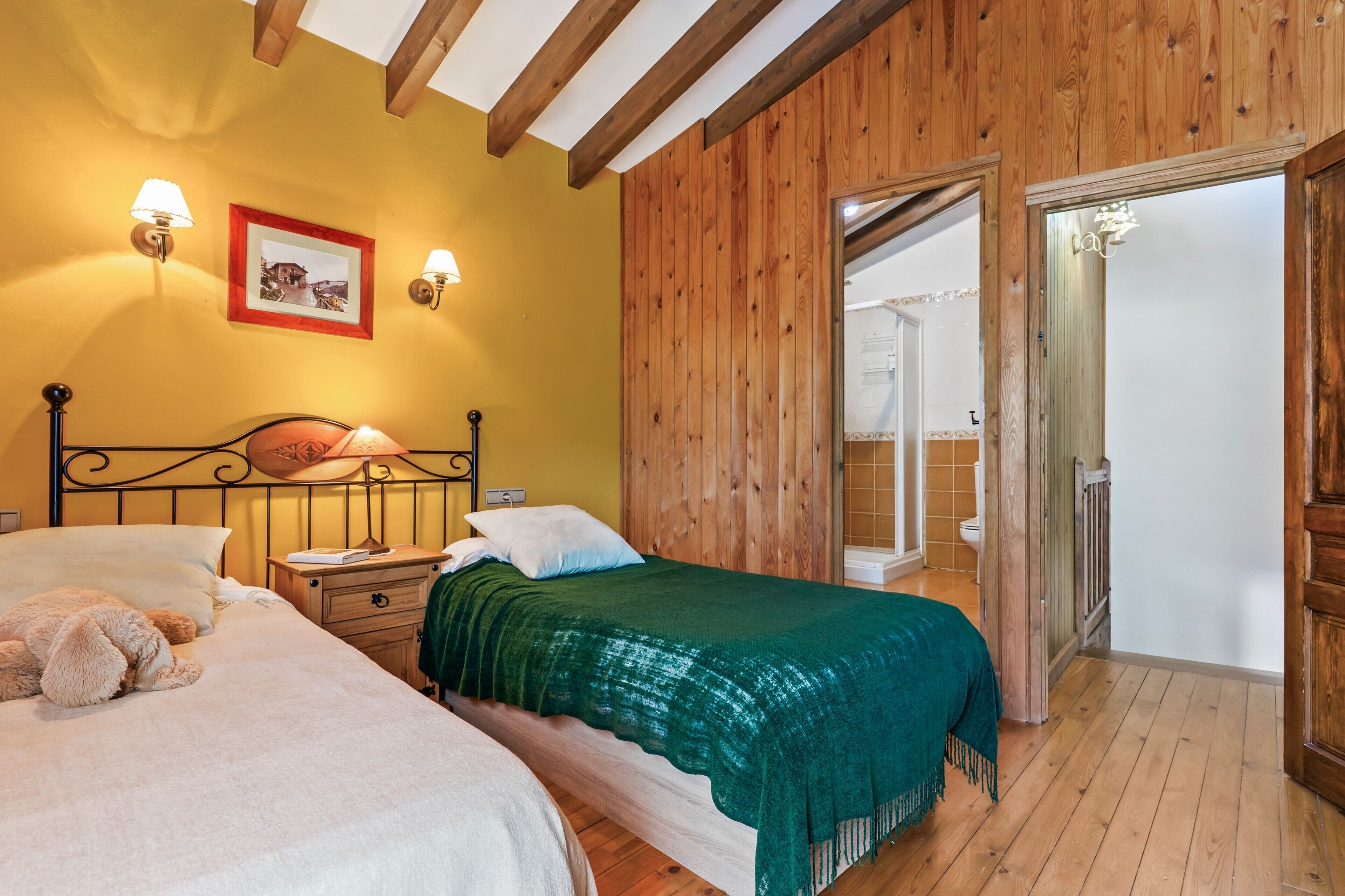 2 dormitorios, tabla de planchar con plancha, ropa de cama