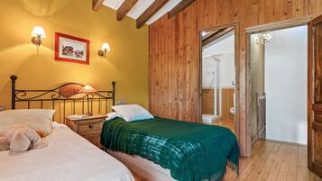2 dormitorios, tabla de planchar con plancha, ropa de cama