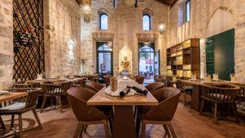 House (Historic Han Hideaway Twin Room) | Dining room