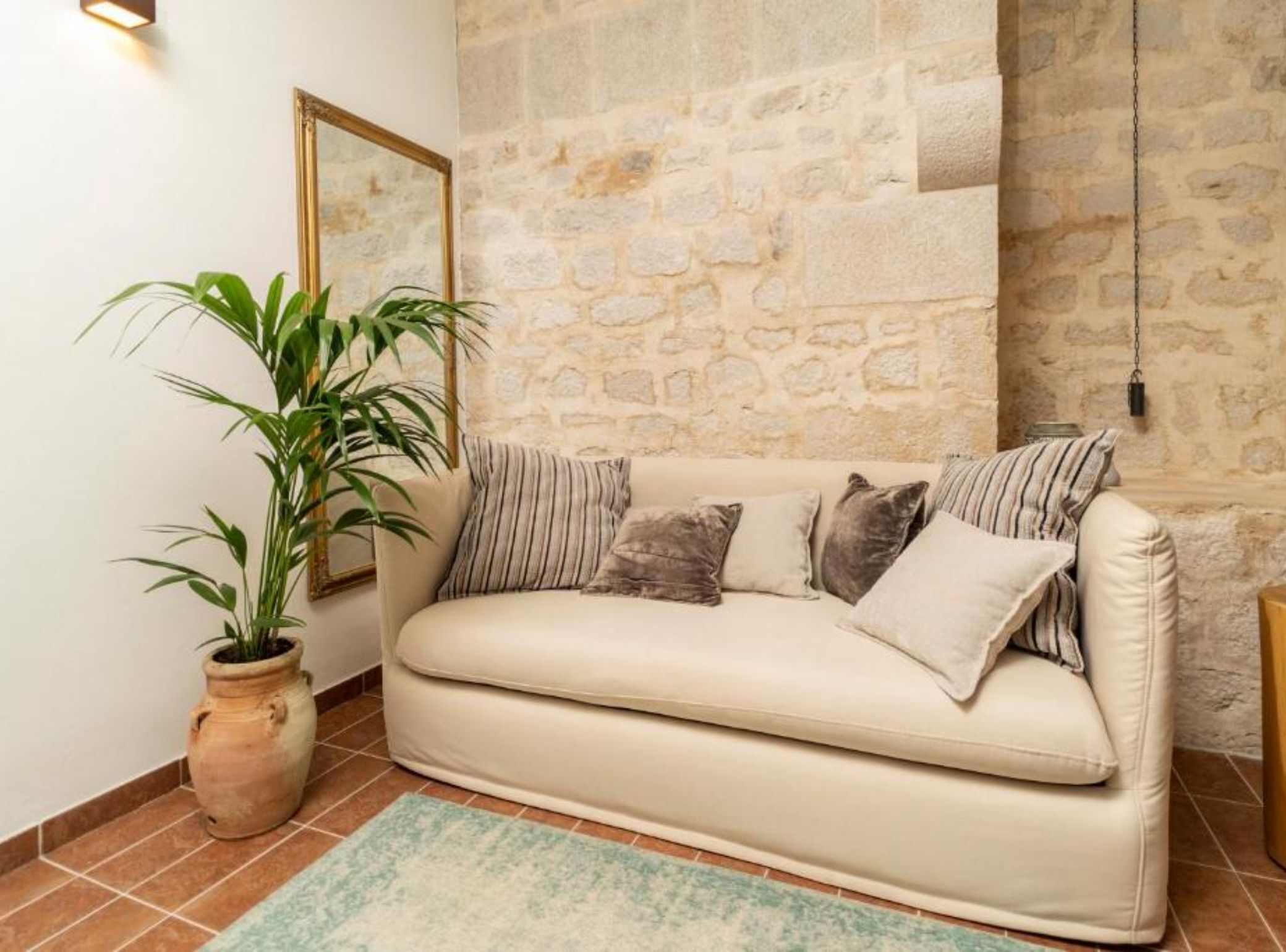 House (Historic Han Hideaway Double Room) | Living room | 32-inch flat-screen TV with satellite channels