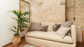 House (Historic Han Hideaway Double Room) | Living room | 32-inch flat-screen TV with satellite channels