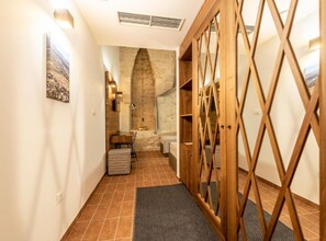 Twin Room (Historic Han Hideaway Twin Room) | 16 bedrooms, cribs/infant beds