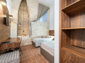 Twin Room (Historic Han Hideaway Twin Room) | 16 bedrooms, cribs/infant beds