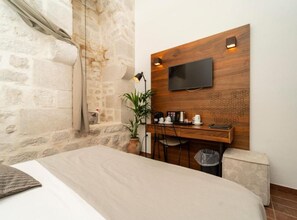 Double Room (Historic Han Hideaway Double Room) | 16 bedrooms, cribs/infant beds