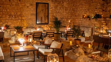 House (Historic Han Hideaway Deluxe Suite) | Restaurant