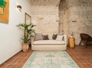 House (Historic Han Hideaway Double Room) | Living room | 32-inch flat-screen TV with satellite channels