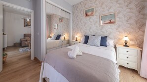 Una camera da letto con un letto grande, comodini, uno specchio e un armadio.