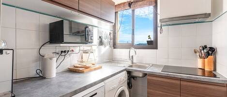 Fridge, microwave, dishwasher, coffee/tea maker