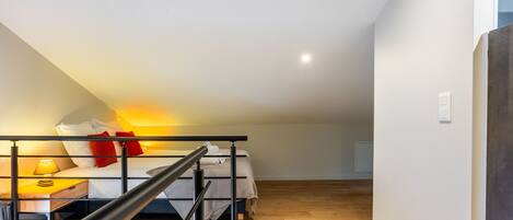 Een strijkplank/strijkijzer, gratis wifi, beddengoed