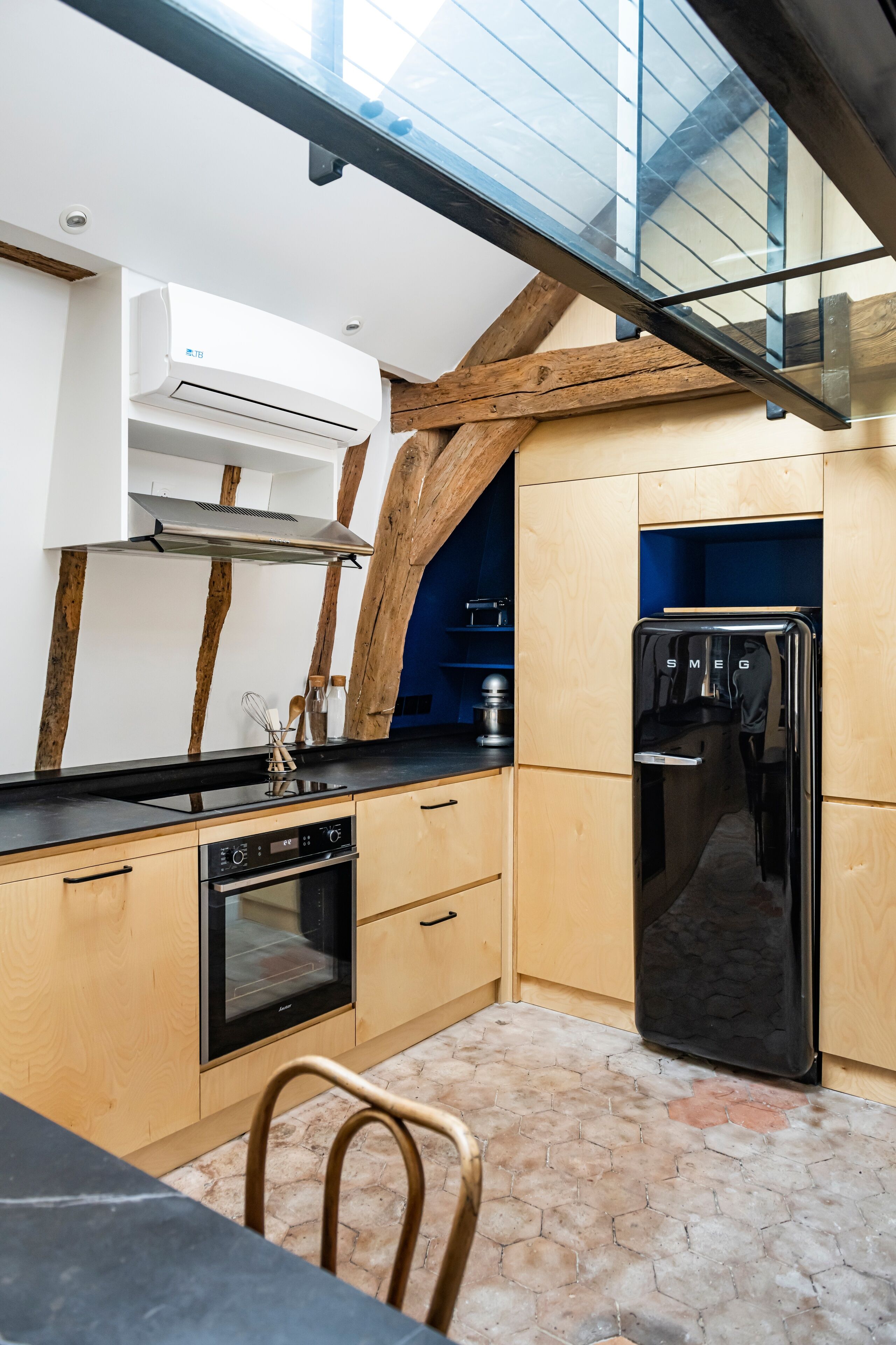 Jääkaappi, uuni, astianpesukone, kahvin-/teenkeitin