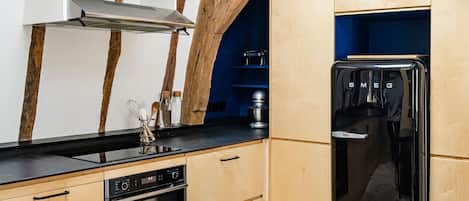 Réfrigérateur, four, lave-vaisselle, cafetière/bouilloire