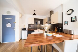 Fridge, microwave, oven, coffee/tea maker