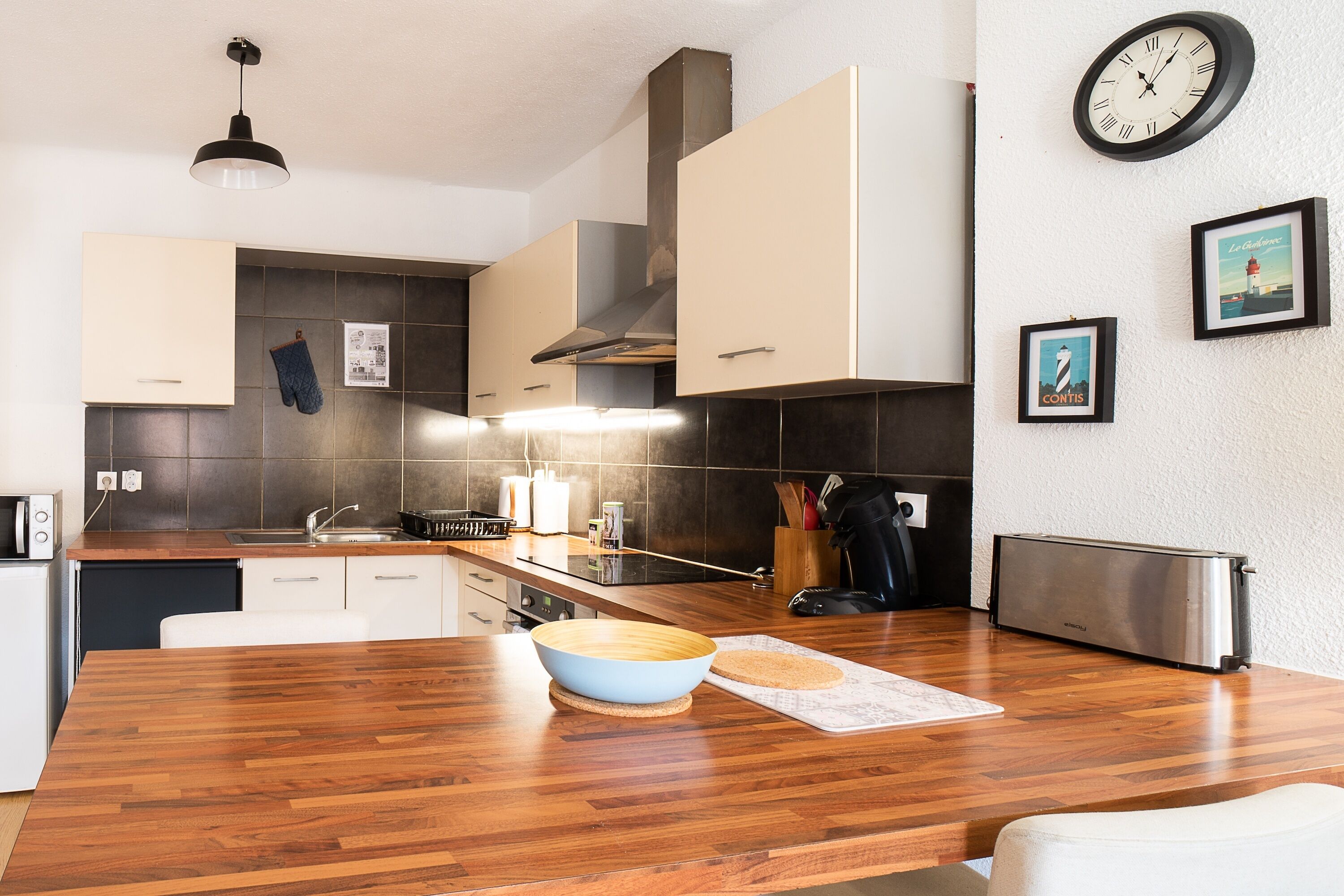 Fridge, microwave, oven, coffee/tea maker