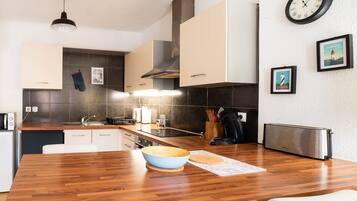 Réfrigérateur, four à micro-ondes, un four, cafetière-théière