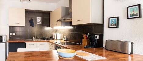 ثلاجة، ميكروويف، فرن، ماكينة لصنع القهوة/الشاي