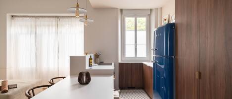 Réfrigérateur, micro-ondes, four, cafetière/bouilloire