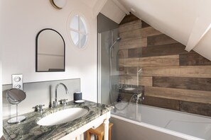 Een haardroger, handdoeken