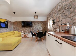 House (Ana’s Stone House Jurčić Kalić w) | 2 bedrooms, cribs/infant beds