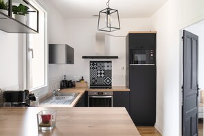 Een koelkast, een microgolfoven, een oven