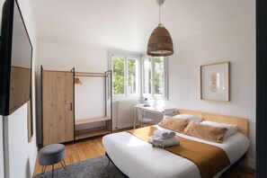 Een strijkplank/strijkijzer, gratis wifi, beddengoed