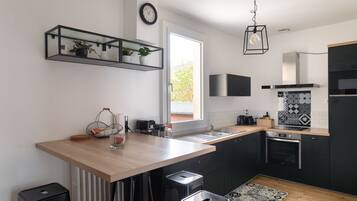 Een koelkast, een microgolfoven, een oven