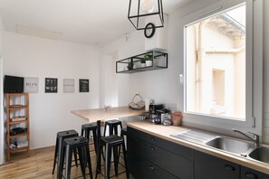 Een koelkast, een microgolfoven, een oven